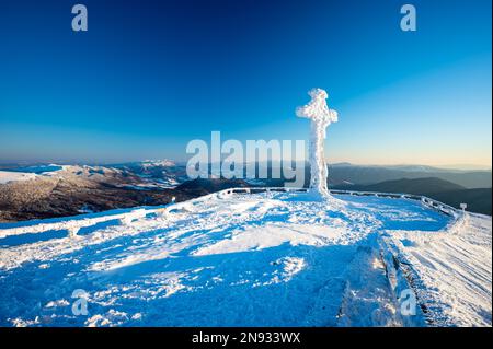 Katholisches Kreuz auf dem Gipfel des Tarnica-Berges, Bieszczady-Nationalpark, Polen. Stockfoto