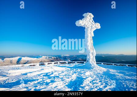 Katholisches Kreuz auf dem Gipfel des Tarnica-Berges, Bieszczady-Nationalpark, Polen. Stockfoto