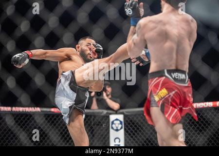 Perth, Perth, Australien, Australien. 12. Februar 2023. PERTH, AUSTRALIEN - 12. FEBRUAR: (L-R) Josh Culibao tritt Melsik Baghdasaryan in seinem Federgewichtskampf während der UFC 284-Veranstaltung in der RAC Arena am 12. Februar 2023 in Perth, Australien. (Kreditbild: © Matt Davies/PX Imagens via ZUMA Press Wire) NUR REDAKTIONELLE VERWENDUNG! Nicht für den kommerziellen GEBRAUCH! Stockfoto