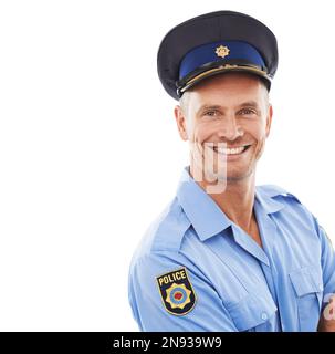 Polizist, Porträt und Mann isoliert auf weißem Hintergrund für Karriere oder Führung im Studiomodell. Experten für Sicherheit, Recht und Compliance Stockfoto