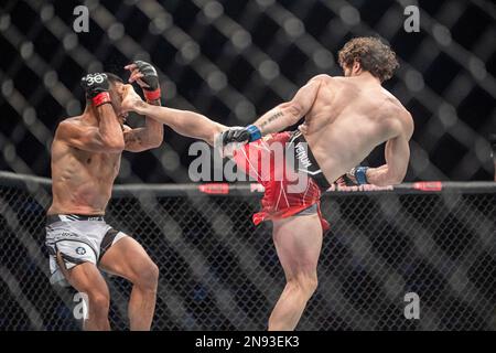 Perth, Perth, Australien, Australien. 12. Februar 2023. PERTH, AUSTRALIEN - 12. FEBRUAR: (R-L) Melsik Baghdasaryan tritt Josh Culibao in seinem Federgewichtskampf während der UFC 284-Veranstaltung in der RAC Arena am 12. Februar 2023 in Perth, Australien. (Kreditbild: © Matt Davies/PX Imagens via ZUMA Press Wire) NUR REDAKTIONELLE VERWENDUNG! Nicht für den kommerziellen GEBRAUCH! Stockfoto