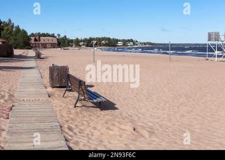 Sandstrand in der Nähe des Leuchtturms Osinovetsky im Dorf Ladoga Ozero, Vsevolozhsky Bezirk, Leningrad Region. Russland Stockfoto