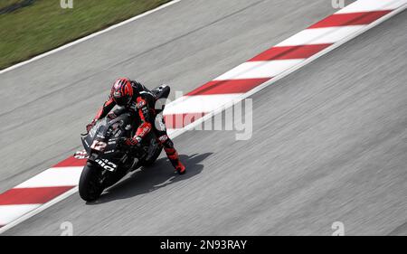 Kuala Lumpur, Malaysia. 12. Februar 2023. Spanischer Fahrer Maverick Vinales von Aprillia Racing in Aktion während des Sepang MotoGP Offiziellen Tests auf der Sepang International Circuit in Sepang. (Foto: Wong Fok Loy/SOPA Images/Sipa USA) Guthaben: SIPA USA/Alamy Live News Stockfoto