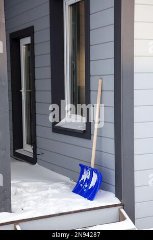 Blaue Schneeschuhe aus Kunststoff Stockfoto