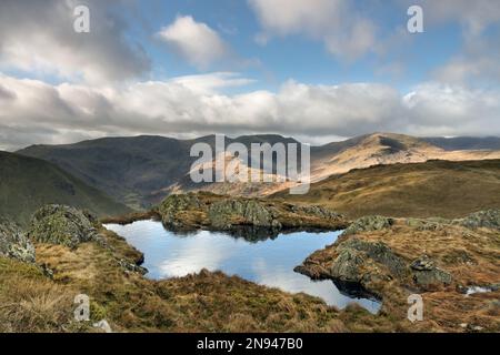 Dove Crag, Hart Crag, Fairfield und Dollywagon Pike von Satura Crag auf dem Angle Tarn Path, Lake District, Cumbria, Großbritannien Stockfoto