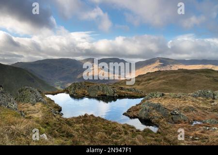 Dove Crag, Hart Crag, Fairfield und Dollywagon Pike von Satura Crag auf dem Angle Tarn Path, Lake District, Cumbria, Großbritannien Stockfoto