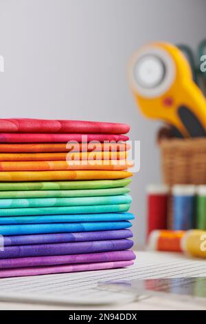 Bunte Stoffe, Zubehör zum Nähen und Steppen Stockfoto