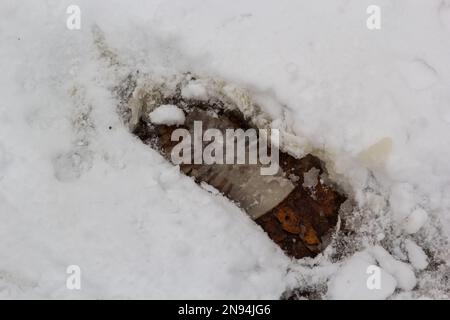 Erhöhte Sicht auf den Fußabdruck auf schneebedecktem Boden. Stockfoto