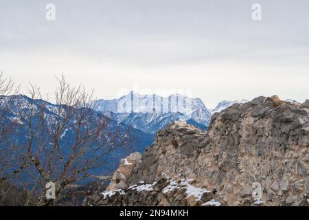 Füssen, Deutschland - Januar 14. 2023: Blick von der Ruine Falkenstein in Richtung Zugspitze, dem höchsten deutschen Gipfel. Stockfoto