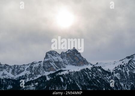 Füssen, Deutschland - Januar 14. 2023 - der berühmte Aggenstein im Winter unter der strahlenden Sonne Stockfoto