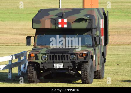 Präfektur Kanagawa, Japan - 25. Oktober 2020: United States Army AM General HMMWV (High Mobility Multipurpose Wheeled Vehicle) M997 Maxi-Ambulance. Stockfoto