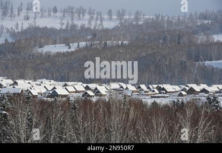 (230212) -- URUMQI, 12. Februar 2023 (Xinhua) -- Dieses Foto wurde am 30. Dezember 2022 aufgenommen und zeigt einen Blick auf das Dorf Hemu im Altay-Gebirge in der Autonomen Region Xinjiang Uygur im Nordwesten Chinas. Xinjiang, das über günstige natürliche Bedingungen und mehrere erstklassige Skigebiete verfügt, hat die Hauptrolle in der boomenden Industrie übernommen und ist eines der beliebtesten Wintertouristenziele des Landes. (Xinhua/Hao Jianwei) Stockfoto