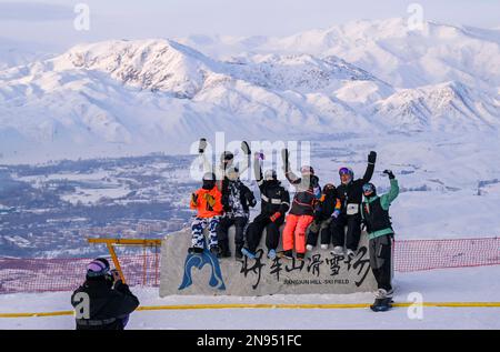 (230212) -- URUMQI, 12. Februar 2023 (Xinhua) -- Touristen posieren für Fotos in einem Skigebiet in Altay, Nordwest-Chinas Autonome Region Xinjiang Uygur, 30. Dezember 2022. Xinjiang, das über günstige natürliche Bedingungen und mehrere erstklassige Skigebiete verfügt, hat die Hauptrolle in der boomenden Industrie übernommen und ist eines der beliebtesten Wintertouristenziele des Landes. (Xinhua/Hu Huhu) Stockfoto