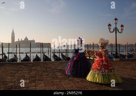 Venedig, Italien. 12. Februar 2023 Reveller tragen traditionelle Karnevalskostüme und -Masken, zusammen mit Touristen strömen nach Venedig, um den Karneval in Venedig zu besuchen. Kredit: Carolyn Jenkins/Alamy Live News Stockfoto