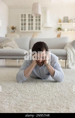 Ein müder, trauriger, weißer Jahrtausend-Mann, der sich depressiv fühlt Stockfoto
