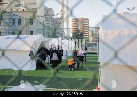 Gaziantep, Turkiye. 9. Februar 2023. Gaziantep, Turkiye. 09. Januar 2023 In der türkischen Stadt Gaziantep werden auf Fußballplätzen und Stadien Zelte für Menschen aufgestellt, die durch das jüngste Erdbeben obdachlos geworden sind. Die Behörden haben die Hilfe für Erdbebenevakuierte erhöht, die ihr Zuhause verloren haben oder deren Haus durch die Erdbeben gefährdet wurde. Am frühen Montag ereignete sich ein Erdbeben der Stärke 7,8 im Süden Turkije und Nordwesten Syriens, wobei Such- und Rettungseinsätze durch Nachbeben, beschädigte Straßen und Infrastrukturen und durch eisige Temperaturen behindert wurden (Kreditbild: © Muhammad ATA/IMAGESLIVE Stockfoto