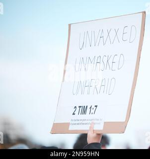 Wir kommen aus Resilienz. Kapstadt, Südafrika - 2. Oktober 2021 nicht wiedererkennbare Demonstranten, die Schilder hochhalten und gegen die Covid 19 protestieren Stockfoto