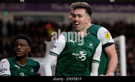 PLYMOUTH, ENGLAND - 11. FEBRUAR: Ryan Hardie von Plymouth feiert sein Ziel, es zwischen 3 und 1 zu schaffen, während der Sky Bet League One zwischen Plymouth Argyle und Portsmouth am 11. Februar 2023 im Home Park in Plymouth, Großbritannien. (Foto von MB Media) Stockfoto