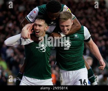 PLYMOUTH, ENGLAND - 11. FEBRUAR: Ryan Hardie von Plymouth und Sam Cosgrove von Plymouth feiern Hardies Ziel, bei der Sky Bet League One zwischen Plymouth Argyle und Portsmouth 3-1 zu werden, am 11. Februar 2023 im Home Park in Plymouth, Großbritannien. (Foto von MB Media) Stockfoto