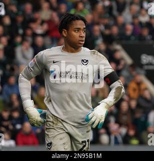 PLYMOUTH, ENGLAND - FEBRUAR 11: Portsmouth's Josh Oluwayemi während der Sky Bet League One zwischen Plymouth Argyle und Portsmouth, im Home Park am 11. Februar 2023 in Plymouth, Vereinigtes Königreich. (Foto von MB Media) Stockfoto