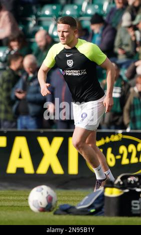 PLYMOUTH, ENGLAND - FEBRUAR 11: Portsmoths Colby Bishop wärmt sich während der Sky Bet League One zwischen Plymouth Argyle und Portsmouth auf, im Home Park am 11. Februar 2023 in Plymouth, Großbritannien. (Foto von MB Media) Stockfoto