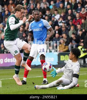 PLYMOUTH, ENGLAND - FEBRUAR 11: Josh Oluwayemi von Portsmouth rettet Plymouth's Callum Wright beim Tor, während der Sky Bet League One zwischen Plymouth Argyle und Portsmouth, im Home Park am 11. Februar 2023 in Plymouth, Großbritannien. (Foto von MB Media) Stockfoto