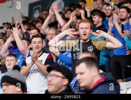 PLYMOUTH, ENGLAND - FEBRUAR 11: Portsmouth-Fans während der Sky Bet League One zwischen Plymouth Argyle und Portsmouth, im Home Park am 11. Februar 2023 in Plymouth, Vereinigtes Königreich. (Foto von MB Media) Stockfoto