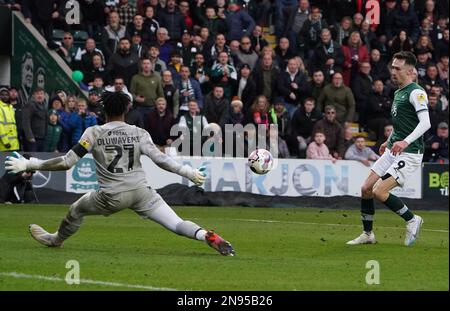 PLYMOUTH, ENGLAND - FEBRUAR 11: Ryan Hardie von Plymouth stampft Josh Oluwayemi von Portsmouth für sein Ziel, es zwischen 3 und 1 zu schaffen, während der Sky Bet League One zwischen Plymouth Argyle und Portsmouth, im Home Park am 11. Februar 2023 in Plymouth, Großbritannien. (Foto von MB Media) Stockfoto