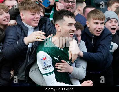 PLYMOUTH, ENGLAND - 11. FEBRUAR: Ryan Hardie von Plymouth feiert Plymouth beim Sky Bet League One zwischen Plymouth Argyle und Portsmouth am 11. Februar 2023 im Home Park in Plymouth, Großbritannien, auf Platz 2-0. (Foto von MB Media) Stockfoto