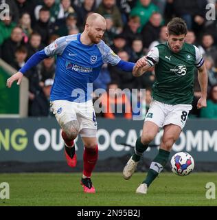 PLYMOUTH, ENGLAND - FEBRUAR 11: Connor Ogilvie von Portsmouth und Joe Edwards von Plymouth kämpfen um den Ball, während der Sky Bet League One zwischen Plymouth Argyle und Portsmouth, im Home Park am 11. Februar 2023 in Plymouth, Großbritannien. (Foto von MB Media) Stockfoto