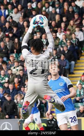 PLYMOUTH, ENGLAND - FEBRUAR 11: Portsmouth's Josh Oluwayemi während der Sky Bet League One zwischen Plymouth Argyle und Portsmouth, im Home Park am 11. Februar 2023 in Plymouth, Vereinigtes Königreich. (Foto von MB Media) Stockfoto