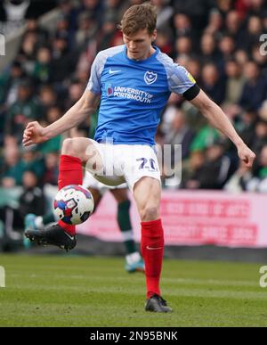 PLYMOUTH, ENGLAND - FEBRUAR 11: Portsmouth's Sean Raggett während der Sky Bet League One zwischen Plymouth Argyle und Portsmouth, im Home Park am 11. Februar 2023 in Plymouth, Großbritannien. (Foto von MB Media) Stockfoto