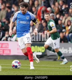 PLYMOUTH, ENGLAND - FEBRUAR 11: Portsmouth's Owen Dale während der Sky Bet League One zwischen Plymouth Argyle und Portsmouth, im Home Park am 11. Februar 2023 in Plymouth, Vereinigtes Königreich. (Foto von MB Media) Stockfoto