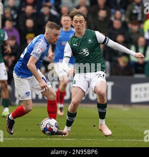 PLYMOUTH, ENGLAND - FEBRUAR 11: Joe Morrell von Portsmouth und Callum Wright von Plymouth kämpfen um den Ball, während der Sky Bet League One zwischen Plymouth Argyle und Portsmouth, im Home Park am 11. Februar 2023 in Plymouth, Großbritannien. (Foto von MB Media) Stockfoto