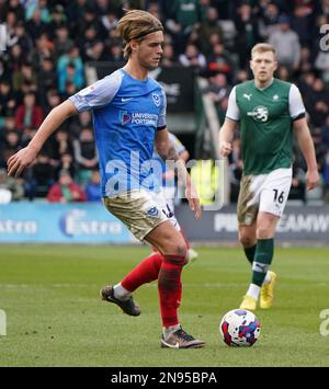 PLYMOUTH, ENGLAND - FEBRUAR 11: Portsmouth's Ryley Towler während der Sky Bet League One zwischen Plymouth Argyle und Portsmouth, im Home Park am 11. Februar 2023 in Plymouth, Großbritannien. (Foto von MB Media) Stockfoto