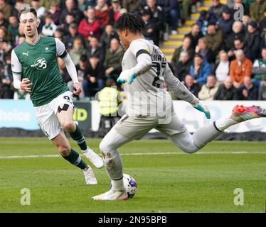 PLYMOUTH, ENGLAND - FEBRUAR 11: Ryan Hardie von Plymouth fordert Josh Oluwayemi von Portsmouth um den Ball heraus, während der Sky Bet League One zwischen Plymouth Argyle und Portsmouth, im Home Park am 11. Februar 2023 in Plymouth, Großbritannien. (Foto von MB Media) Stockfoto