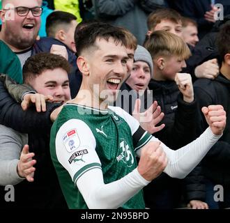 PLYMOUTH, ENGLAND - 11. FEBRUAR: Ryan Hardie von Plymouth feiert Plymouth beim Sky Bet League One zwischen Plymouth Argyle und Portsmouth am 11. Februar 2023 im Home Park in Plymouth, Großbritannien, auf Platz 2-0. (Foto von MB Media) Stockfoto