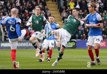 PLYMOUTH, ENGLAND - FEBRUAR 11: Ryan Hardie von Plymouth und Connor Ogilvie von Portsmouth kämpfen um den Ball, während der Sky Bet League One zwischen Plymouth Argyle und Portsmouth, am 11. Februar 2023 im Home Park in Plymouth, Großbritannien. (Foto von MB Media) Stockfoto