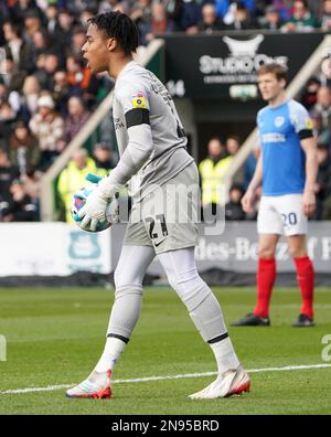 PLYMOUTH, ENGLAND - FEBRUAR 11: Portsmouth's Josh Oluwayemi während der Sky Bet League One zwischen Plymouth Argyle und Portsmouth, im Home Park am 11. Februar 2023 in Plymouth, Vereinigtes Königreich. (Foto von MB Media) Stockfoto