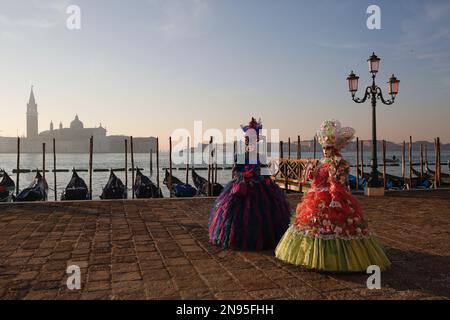 Venedig, Italien. 12. Februar 2023 Reveller tragen traditionelle Karnevalskostüme und -Masken, zusammen mit Touristen strömen nach Venedig, um den Karneval in Venedig zu besuchen. Kredit: Carolyn Jenkins/Alamy Live News Stockfoto
