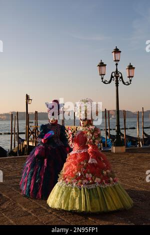 Venedig, Italien. 12. Februar 2023 Reveller tragen traditionelle Karnevalskostüme und -Masken, zusammen mit Touristen strömen nach Venedig, um den Karneval in Venedig zu besuchen. Kredit: Carolyn Jenkins/Alamy Live News Stockfoto