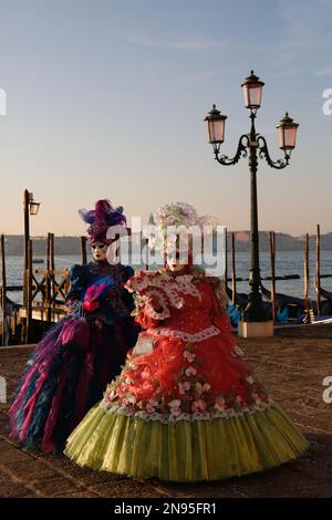 Venedig, Italien. 12. Februar 2023 Reveller tragen traditionelle Karnevalskostüme und -Masken, zusammen mit Touristen strömen nach Venedig, um den Karneval in Venedig zu besuchen. Kredit: Carolyn Jenkins/Alamy Live News Stockfoto