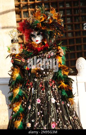 Venedig, Italien. 12. Februar 2023 Reveller tragen traditionelle Karnevalskostüme und -Masken, zusammen mit Touristen strömen nach Venedig, um den Karneval in Venedig zu besuchen. Kredit: Carolyn Jenkins/Alamy Live News Stockfoto