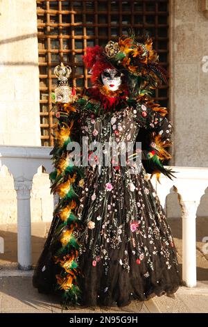 Venedig, Italien. 12. Februar 2023 Reveller tragen traditionelle Karnevalskostüme und -Masken, zusammen mit Touristen strömen nach Venedig, um den Karneval in Venedig zu besuchen. Kredit: Carolyn Jenkins/Alamy Live News Stockfoto