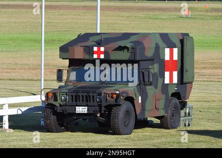 Präfektur Kanagawa, Japan - 25. Oktober 2020: United States Army AM General HMMWV (High Mobility Multipurpose Wheeled Vehicle) M997 Maxi-Ambulance. Stockfoto