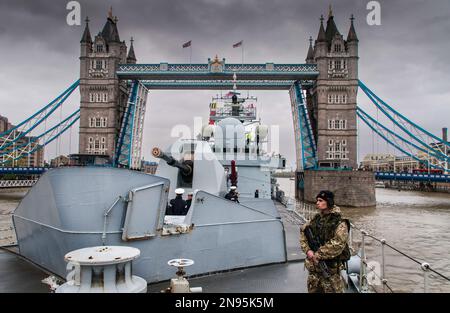 HMS Edinburgh in the Pool of London. Edinburgh was the last of 14 type 42 destroyers that served with the Royal Navy from 1974 to 2013 Stock Photo