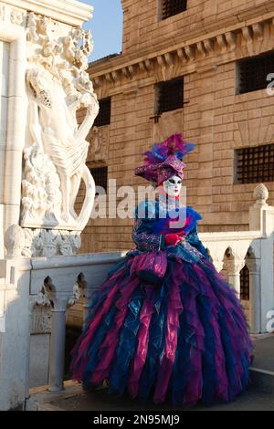 Venedig, Italien. 12. Februar 2023 Reveller tragen traditionelle Karnevalskostüme und -Masken, zusammen mit Touristen strömen nach Venedig, um den Karneval in Venedig zu besuchen. Kredit: Carolyn Jenkins/Alamy Live News Stockfoto