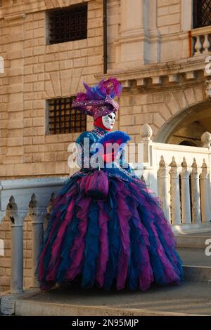Venedig, Italien. 12. Februar 2023 Reveller tragen traditionelle Karnevalskostüme und -Masken, zusammen mit Touristen strömen nach Venedig, um den Karneval in Venedig zu besuchen. Kredit: Carolyn Jenkins/Alamy Live News Stockfoto