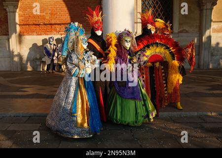 Venedig, Italien. 12. Februar 2023 Reveller tragen traditionelle Karnevalskostüme und -Masken, zusammen mit Touristen strömen nach Venedig, um den Karneval in Venedig zu besuchen. Kredit: Carolyn Jenkins/Alamy Live News Stockfoto