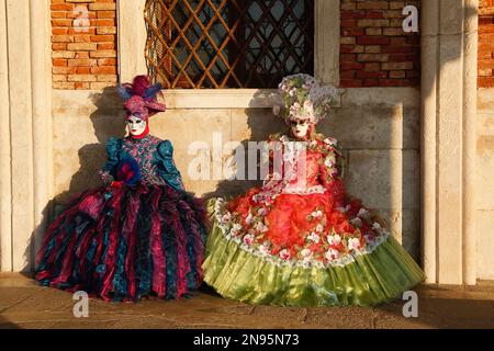 Venedig, Italien. 12. Februar 2023 Reveller tragen traditionelle Karnevalskostüme und -Masken, zusammen mit Touristen strömen nach Venedig, um den Karneval in Venedig zu besuchen. Kredit: Carolyn Jenkins/Alamy Live News Stockfoto